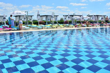 piscina-exterioara-sezlonguri-baldachin-hotel-romanita-baia-mare-2