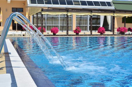 piscina-exterioara--hotel-romanita-baia-mare-5a